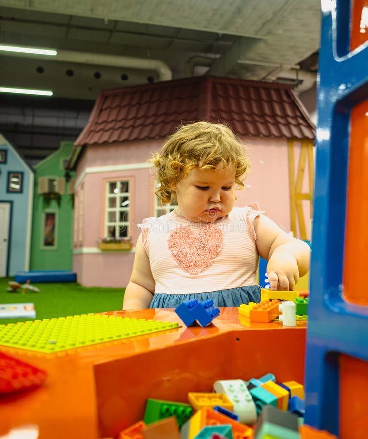 Barn bygger med färgstarka block i en lekande inlärningsmiljö under middagstid royaltyfri bild