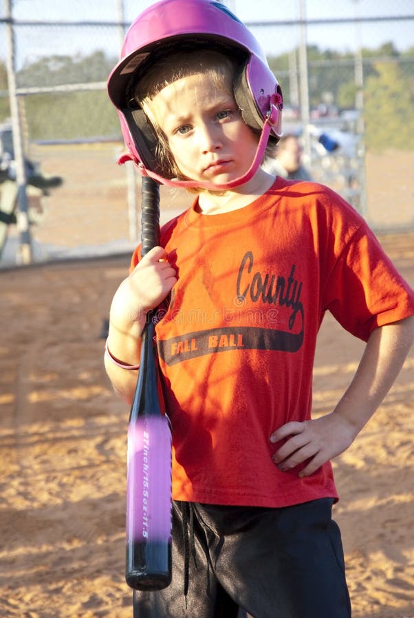 barn för flickaspelaresoftball arkivbild barn för flickaspelaresoftball arkivbild