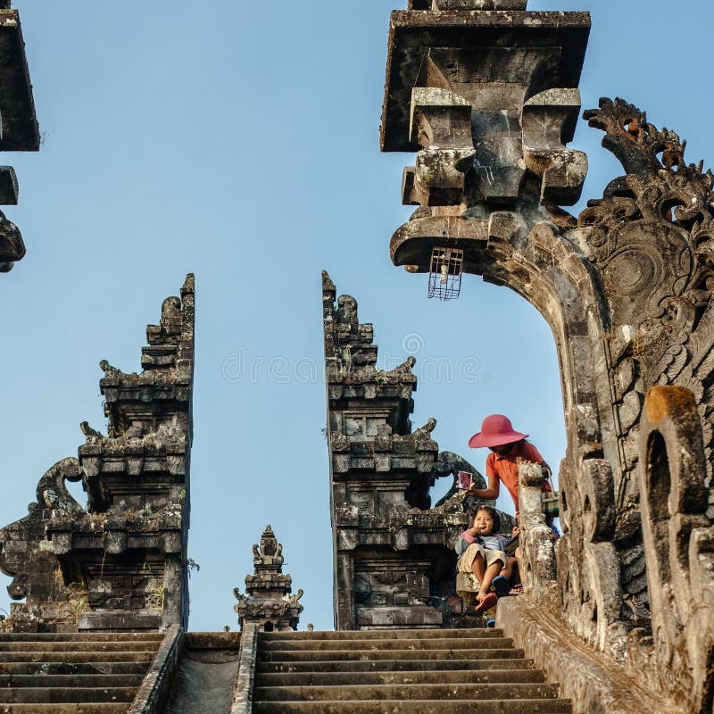 Barn för gatasäljare i Pura Besakih Temple royaltyfri foto Barn för gatasäljare i Pura Besakih Temple royaltyfri foto