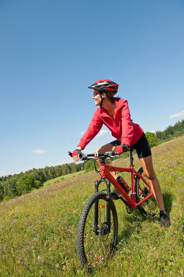 barn för kvinna för sommar för cykeläng sportive royaltyfria bilder barn för kvinna för sommar för cykeläng sportive royaltyfria bilder