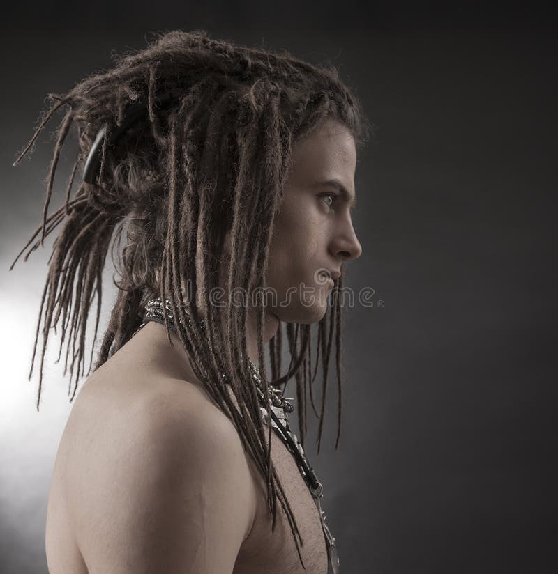 barn för manstående s Stilfull stilig sexig grabb med Dreadlocks royaltyfri bild barn för manstående s Stilfull stilig sexig grabb med Dreadlocks royaltyfri bild