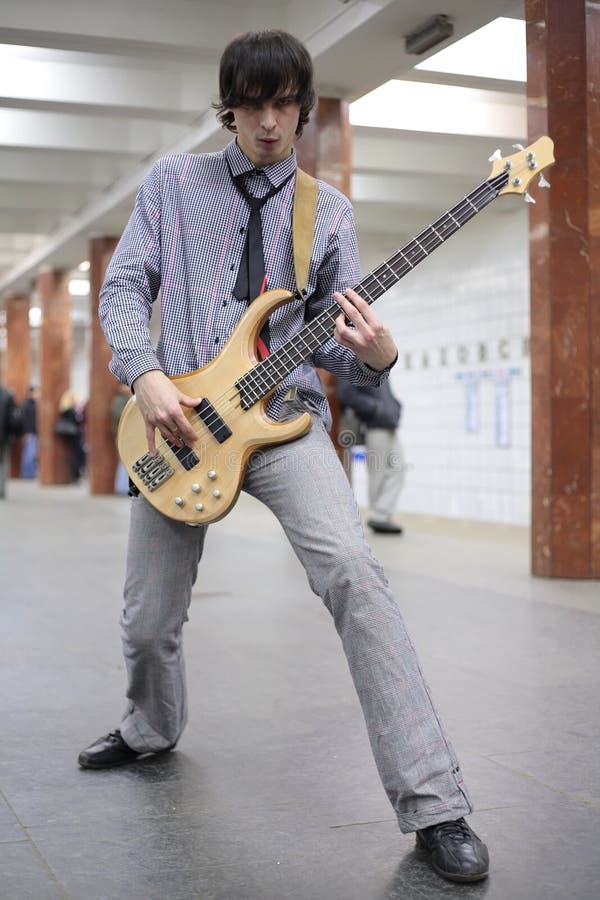 Barn för station för spelrum för gitarrmetromusiker royaltyfri foto