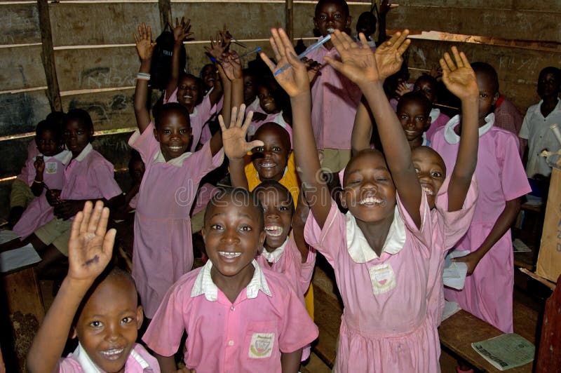 Barn i den rosa skolalikformign på deras skola, Uganda royaltyfri foto Barn i den rosa skolalikformign på deras skola, Uganda royaltyfri foto