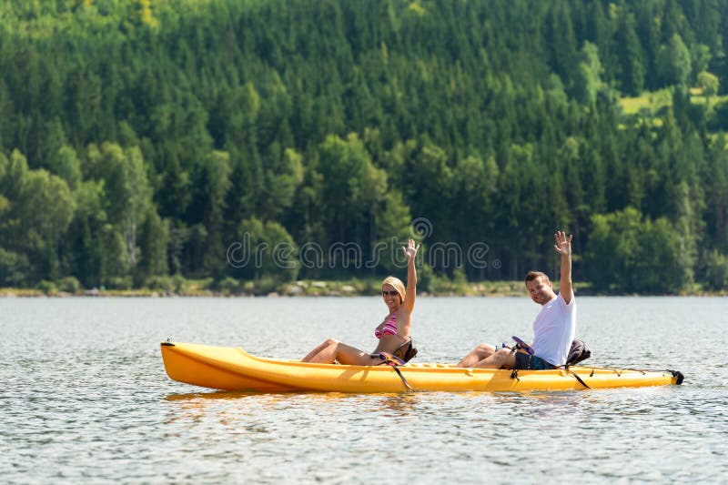 Man och kvinna som kayaking på dammsemester arkivbilder Man och kvinna som kayaking på dammsemester arkivbilder