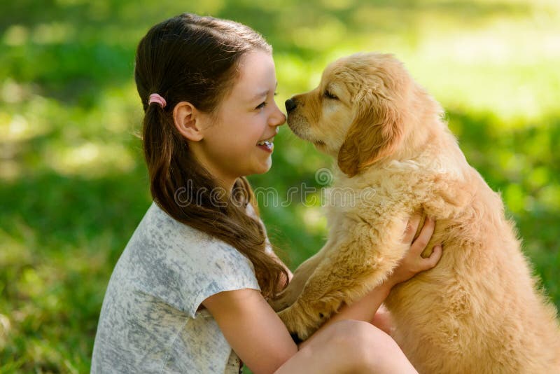 Barn och golden retrievervalp royaltyfria foton Barn och golden retrievervalp royaltyfria foton