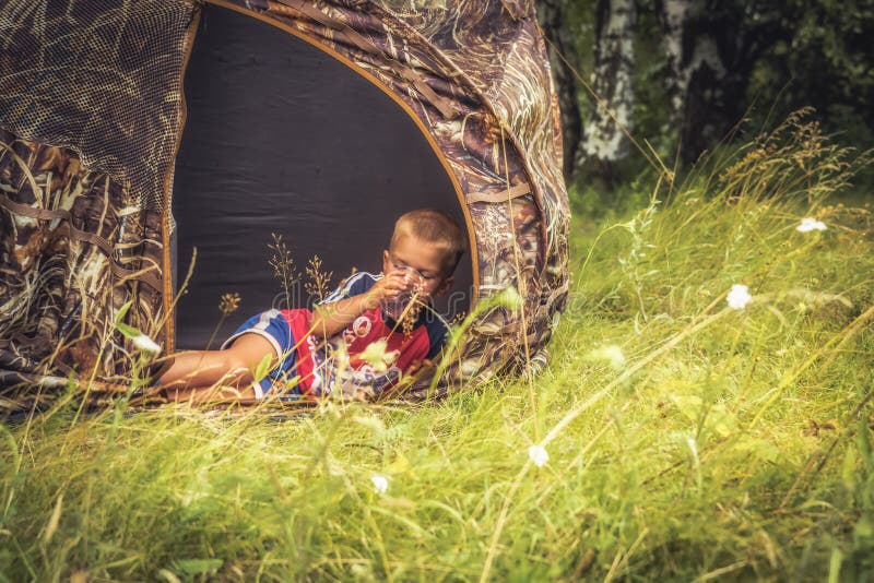 Barn som bor i campingtält på landsbygden Sommarlägerkonceptet barnläger som campar på landsbygden arkivfoton