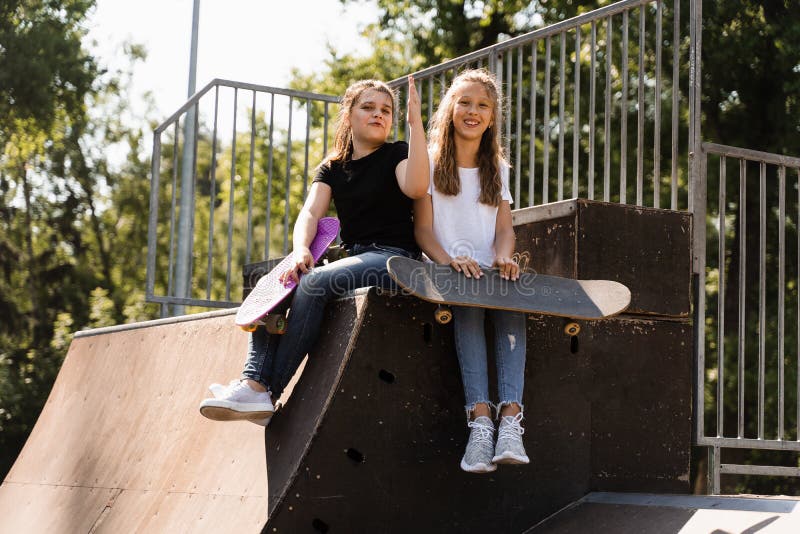 Barn som leker och skrattar och har kul tillsammans. barn med skateboard och penny board kommunicerar och diskuterar royaltyfria foton