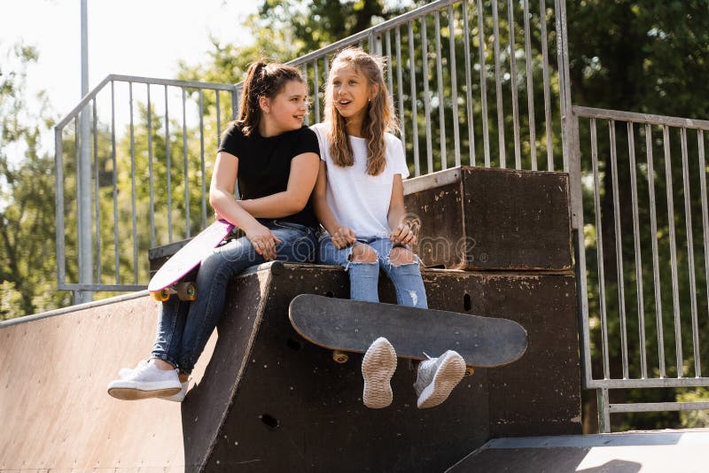 Barn som leker och skrattar och har kul tillsammans. barn med skateboard och penny board kommunicerar och diskuterar royaltyfria bilder
