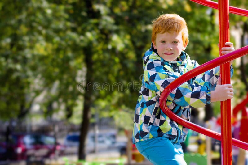 Barn som leker utomhus Fashion Barn leker på skolan eller på daghem Rätt kille Cute boy på våren royaltyfri bild Barn som leker utomhus Fashion Barn leker på skolan eller på daghem Rätt kille Cute boy på våren royaltyfri bild