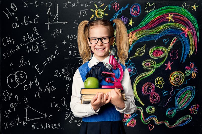 Barn som lär kreativitet och matematik, idérik student för skolaungeflicka med böcker över Art Blackboard royaltyfri bild