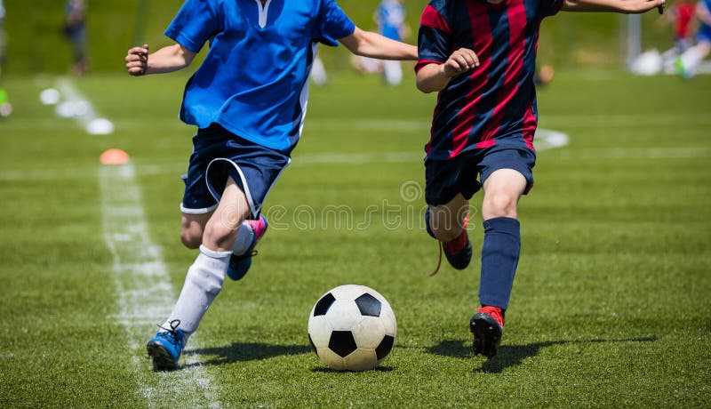 Barn som sparkar fotbollsmatchen på gräs Ungdomfotbolllek pojke royaltyfria bilder Barn som sparkar fotbollsmatchen på gräs Ungdomfotbolllek pojke royaltyfria bilder