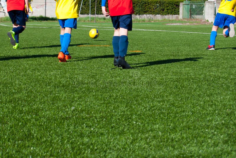 Barn som spelar en fotbolllek arkivbild Barn som spelar en fotbolllek arkivbild