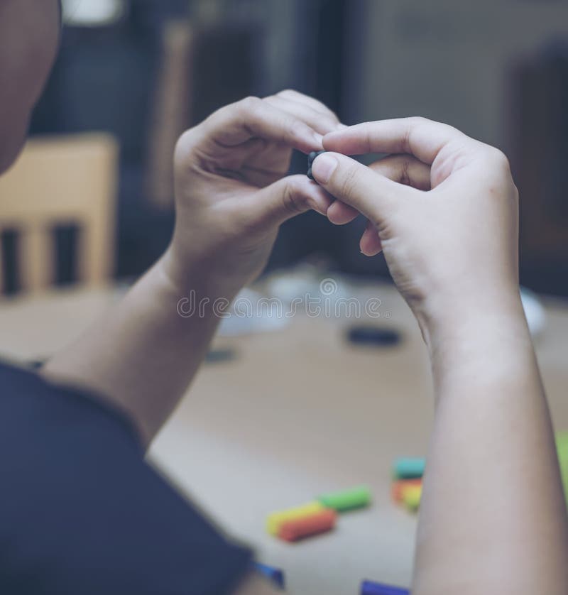 Barn som spelar färgrik lera på den wood tabellen arkivfoton Barn som spelar färgrik lera på den wood tabellen arkivfoton