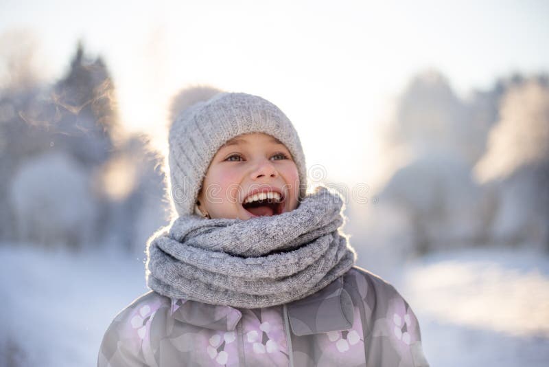 Barn som spelar med insnöad vinter royaltyfri bild Barn som spelar med insnöad vinter royaltyfri bild