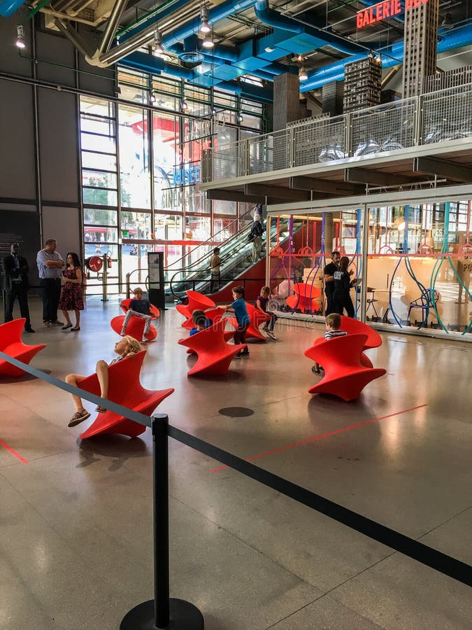 Barn som vaggar på orange leksaker i skärm i Pompidou, centrerar, Paris, Frankrike fotografering för bildbyråer Barn som vaggar på orange leksaker i skärm i Pompidou, centrerar, Paris, Frankrike fotografering för bildbyråer