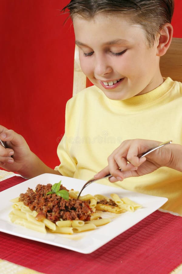 barn som äter pasta royaltyfri bild barn som äter pasta royaltyfri bild