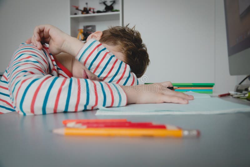 Barn trötta och uttråkade från att göra hemläxor barn stressade från att lära sig inomhus fotografering för bildbyråer