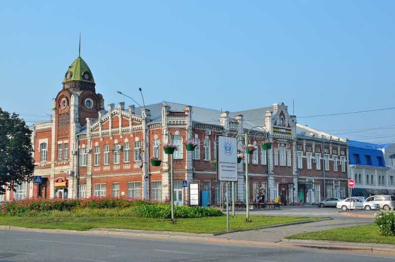 Barnaul, Россия, 17-ое августа 2016 Автомобили около здания Думы города Barnaul 1914-1916 лет конструкции стоковое фото rf Barnaul, Россия, 17-ое августа 2016 Автомобили около здания Думы города Barnaul 1914-1916 лет конструкции стоковое фото rf
