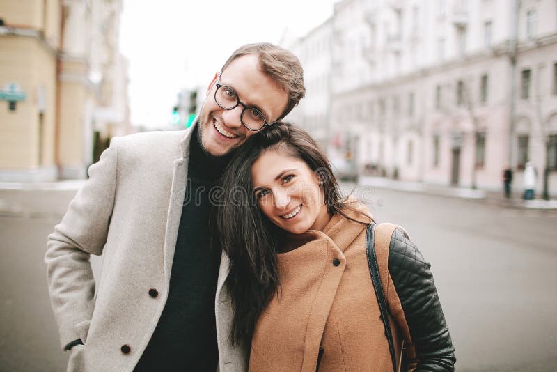 Barnet kopplar ihop att krama på stadsgatan i vinter royaltyfria bilder Barnet kopplar ihop att krama på stadsgatan i vinter royaltyfria bilder