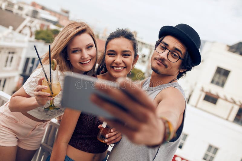 Barnet kopplar ihop att ta en selfie på taket royaltyfria foton Barnet kopplar ihop att ta en selfie på taket royaltyfria foton
