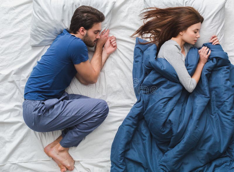 Barnet kopplar ihop i säng som för morgonbegreppet för den bästa sikten frun tog filten arkivbild Barnet kopplar ihop i säng som för morgonbegreppet för den bästa sikten frun tog filten arkivbild