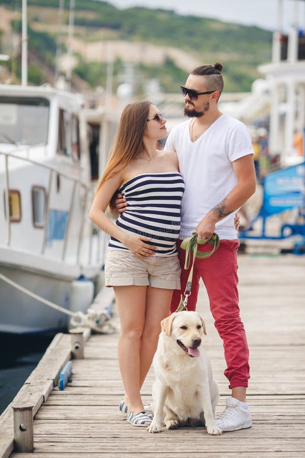 Barnet kopplar ihop på en gå i hamnen med en hund royaltyfria bilder Barnet kopplar ihop på en gå i hamnen med en hund royaltyfria bilder