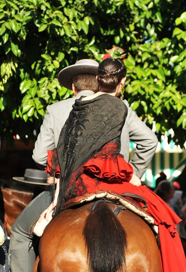Barnet kopplar ihop ridning på hästen i den Seville mässan, festmåltid i Spanien