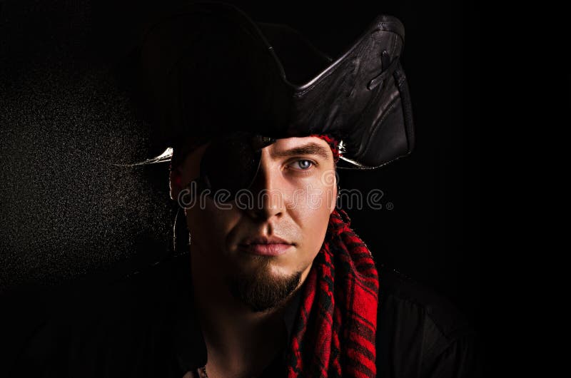 Barnet piratkopierar att se in i avståndet royaltyfria foton Barnet piratkopierar att se in i avståndet royaltyfria foton
