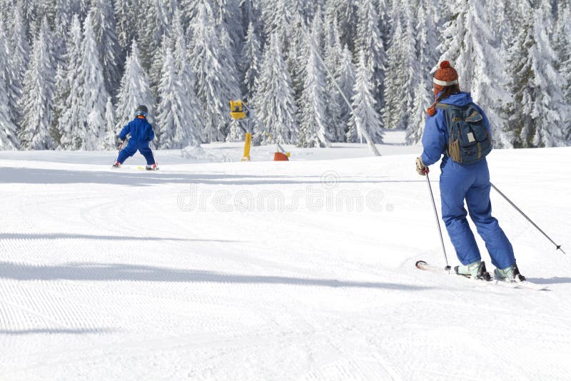 Barnet som lärer, skidar till royaltyfri foto