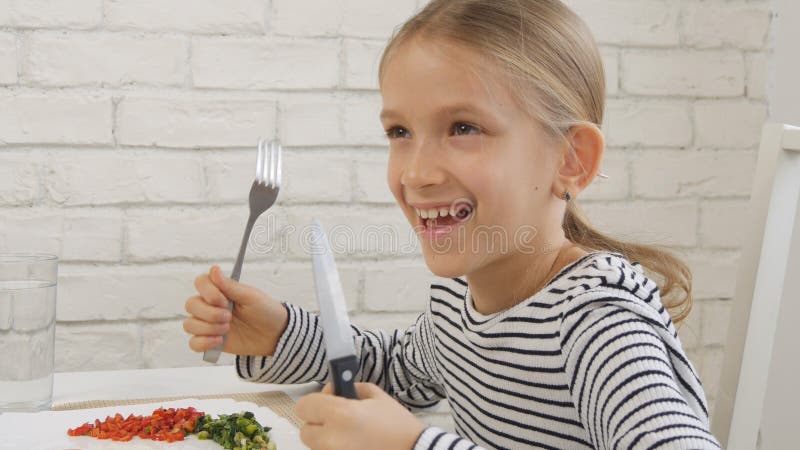 Barnet som äter frukosten i kök, unge äter sunda matägg, flickagrönsaker arkivbild Barnet som äter frukosten i kök, unge äter sunda matägg, flickagrönsaker arkivbild