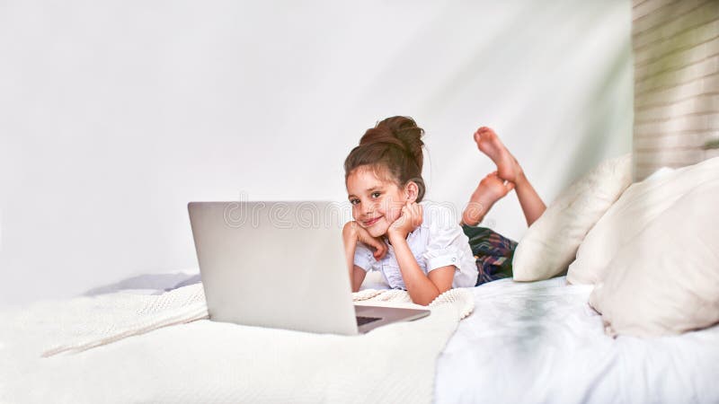 Barnet är lyckligt att meddela med vänner via internet hemskolgång, sökande och studie, ny kunskap lyckligt behandla som ett barn arkivfoton Barnet är lyckligt att meddela med vänner via internet hemskolgång, sökande och studie, ny kunskap lyckligt behandla som ett barn arkivfoton