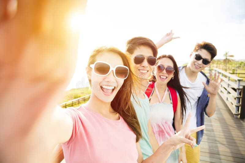 Barngruppvänner som tar selfie på sommarsemester