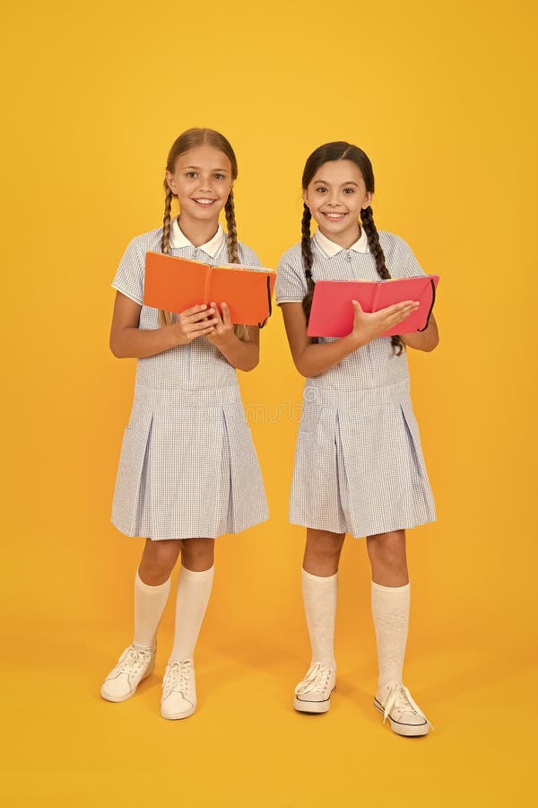 Barnlitteratur. små flickor har arbetsbok eller anteckningsblock. Encyklopedbok för barn. små flickor älskar att läsa
