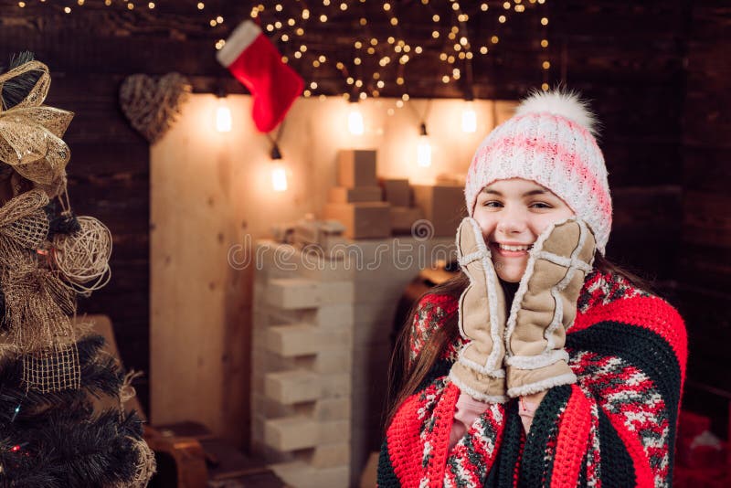 Barnlycka att fira nytt år Dotterhållförälder från förälder Gullig liten tonåring som firar jul Vinter arkivfoton Barnlycka att fira nytt år Dotterhållförälder från förälder Gullig liten tonåring som firar jul Vinter arkivfoton
