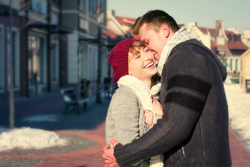 Barnpar som går runt om stad i vinter royaltyfri foto Barnpar som går runt om stad i vinter royaltyfri foto