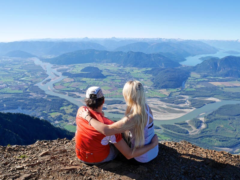 Barnpar som kramar på bergöverkanten arkivfoto Barnpar som kramar på bergöverkanten arkivfoto