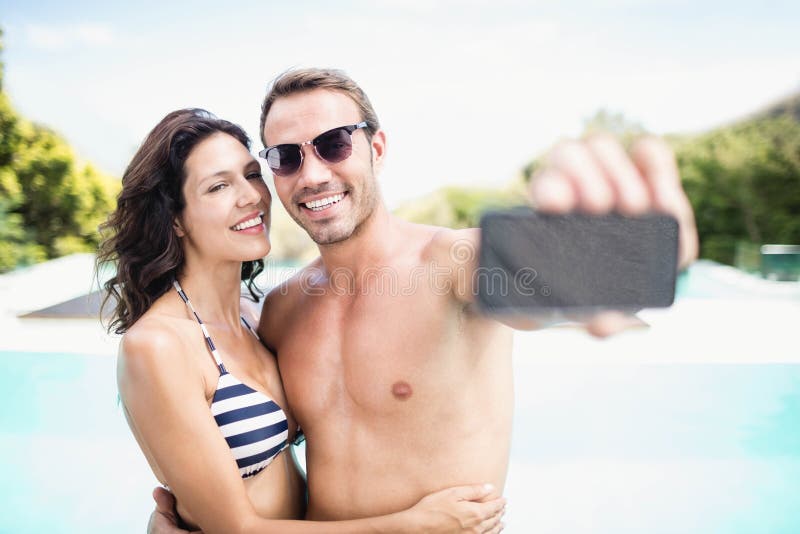 Barnpar som tar selfie med mobiltelefonen arkivfoton Barnpar som tar selfie med mobiltelefonen arkivfoton