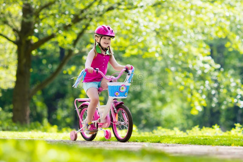 Barnridningcykel Unge på cykeln fotografering för bildbyråer Barnridningcykel Unge på cykeln fotografering för bildbyråer