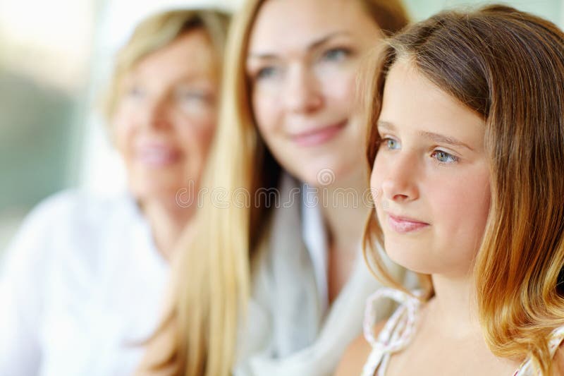 Barntänkande och mormor med familjemässig tillit och slappna av på semester eller semester för paus. äldre kvinnlig mamma arkivfoto
