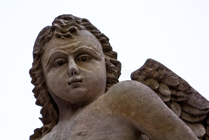 Barnängelstaty i stadskyrkogården som isoleras med vit backg arkivbild Barnängelstaty i stadskyrkogården som isoleras med vit backg arkivbild