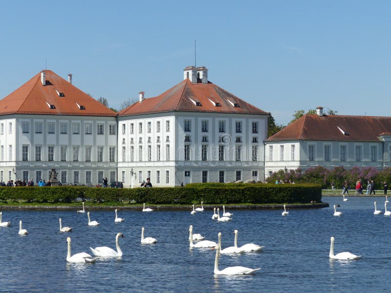 Barock slott av Nymphenburg med en liten sjö och vita svanar Munich Tyskland royaltyfri fotografi Barock slott av Nymphenburg med en liten sjö och vita svanar Munich Tyskland royaltyfri fotografi