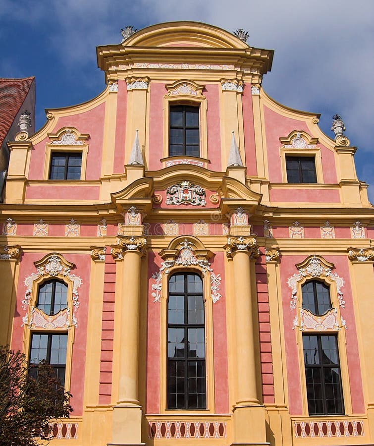 Barocke Fassade stockfoto. Bild von barock, fenster, gelb