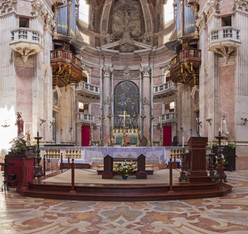 Barocker Altar der Basilika des Mafra-Palastes