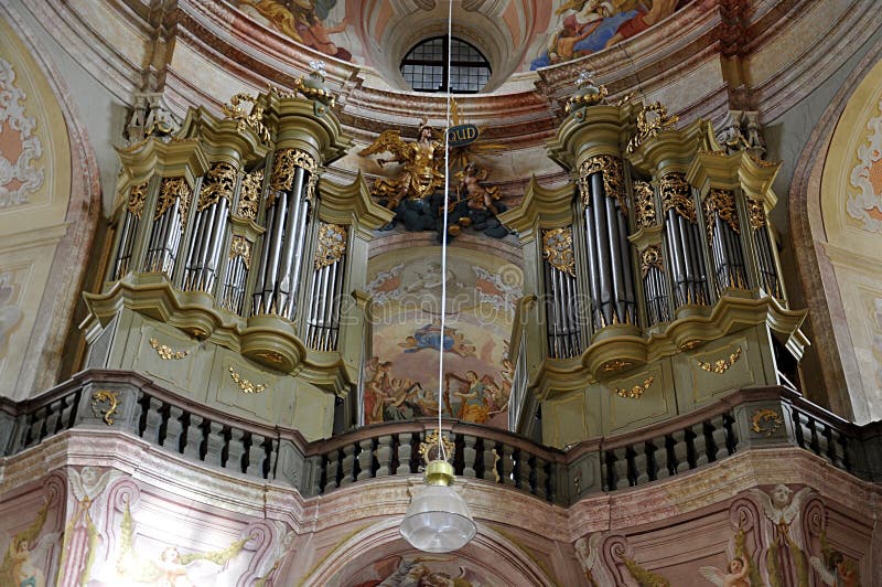 Barockes Organ in der Kirche, Dorf Krtiny, Tschechische Republik, Europa lizenzfreie stockfotografie Barockes Organ in der Kirche, Dorf Krtiny, Tschechische Republik, Europa lizenzfreie stockfotografie