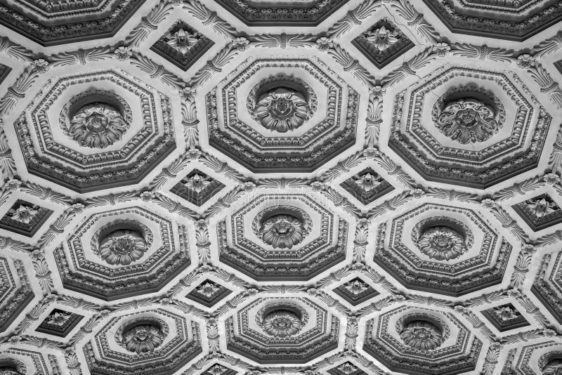 Barokowe formowanie stucco. piękny klasyczny wzór gipsu na ścianie w budynku sufitowym. fotografia royalty free