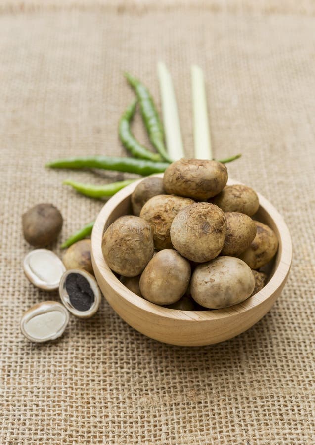 Grüne Barometeruhr Mit Golddekor Und laternen Auf Malaya Konyushennaya