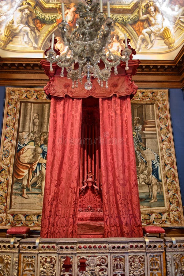 Baroque bed at Hampton Court Palace near London