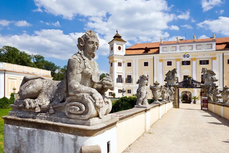 Baroque Milotice castle and gardens, Sydmähren och Tjeckien royaltyfri bild Baroque Milotice castle and gardens, Sydmähren och Tjeckien royaltyfri bild