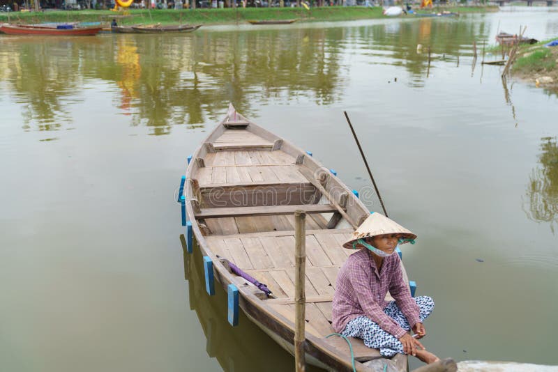 Barquero con los sombreros cónicos en Vietnam fotografía de archivo Barquero con los sombreros cónicos en Vietnam fotografía de archivo