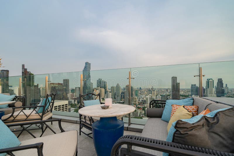 Barra aerea un ristorante o una terraferma di bar con tavola da pranzo sul tetto dell'edificio di architettura dell'hotel high ris immagini stock